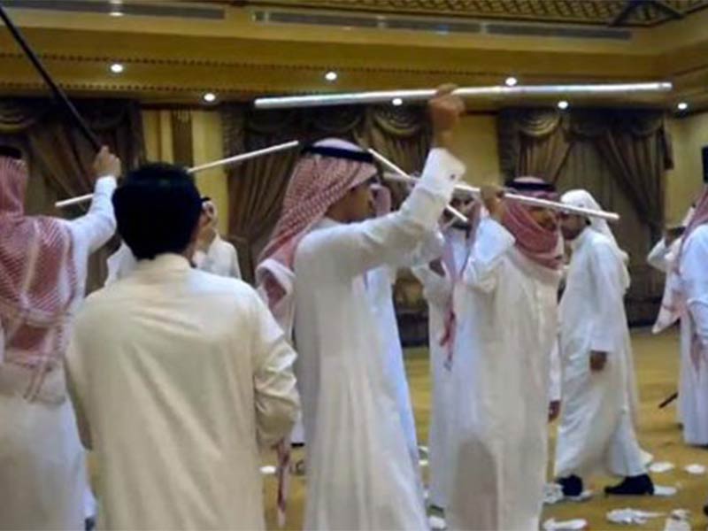 اضغط لمشاهدة الفيديو: رجال يرقصون وسط نساء في حفل زفاف بالسعودية!